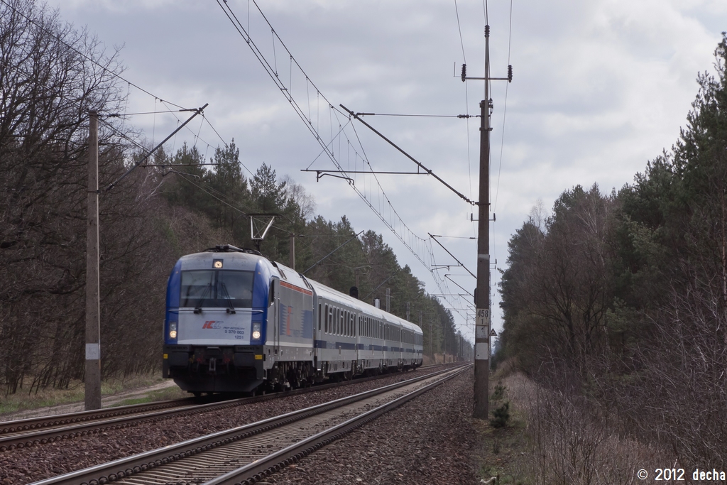 5 370 003