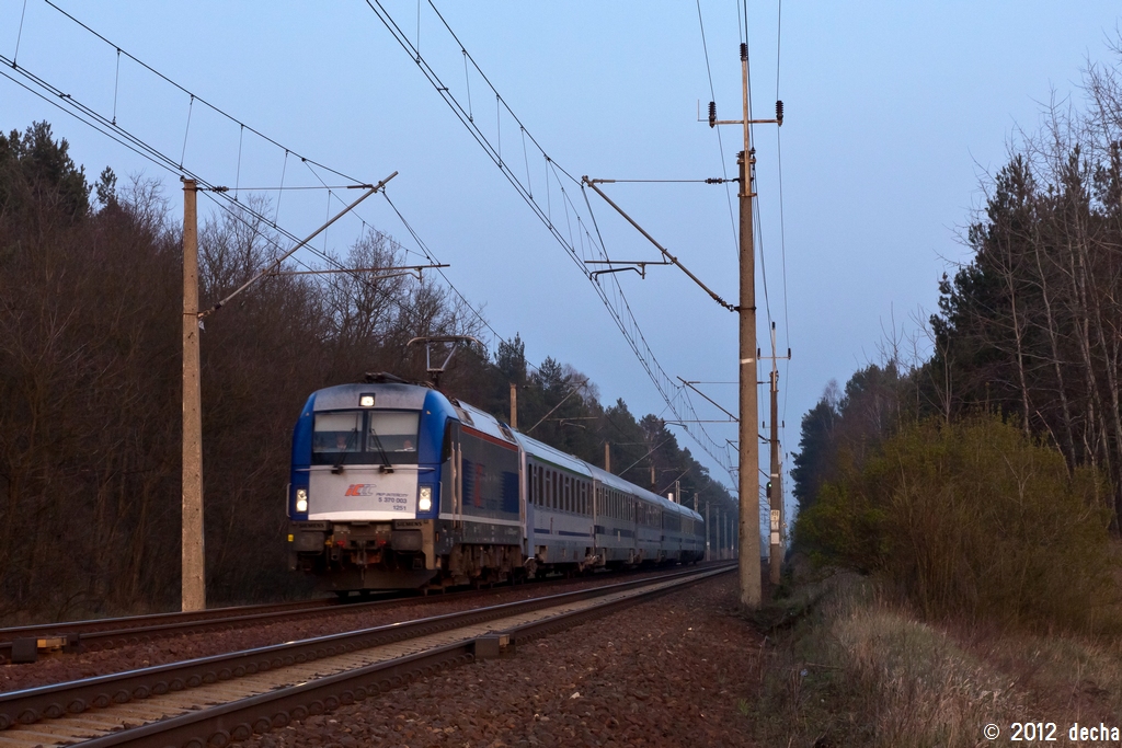 5 370 003