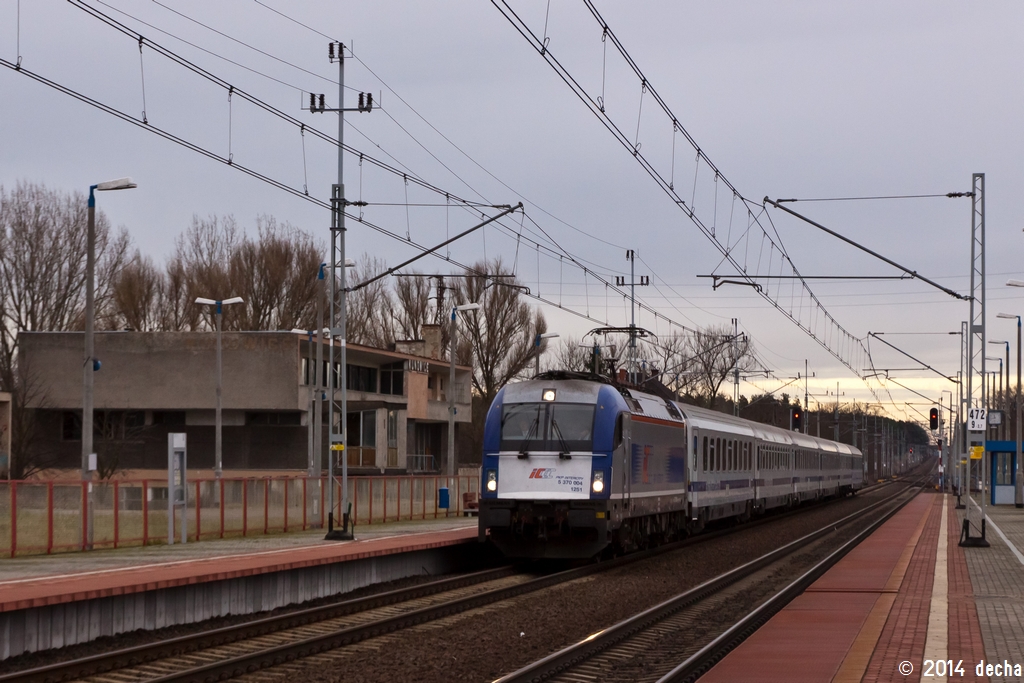 5 370 004